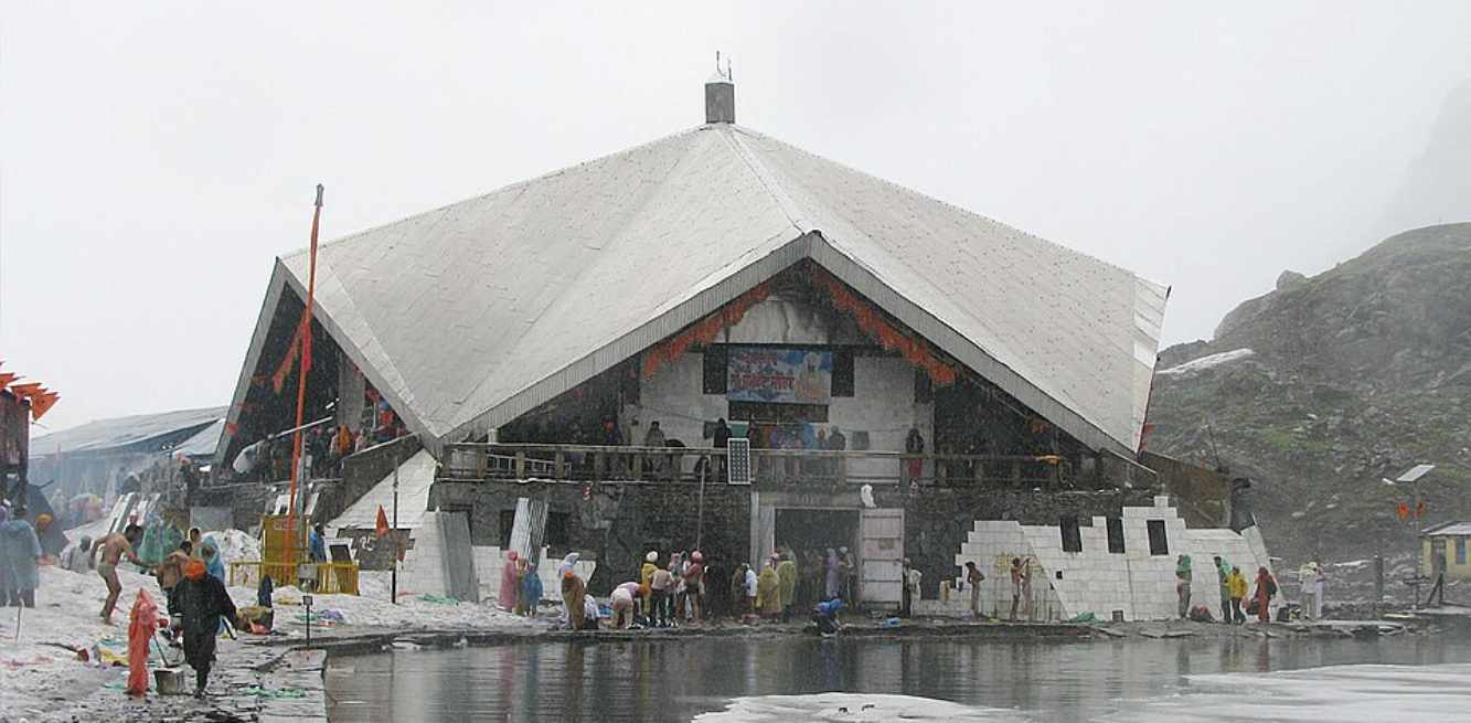 You are currently viewing Gurdwara Hemkund Sahib, Uttarakhand: History, Significance, Route and Best Time to Visit